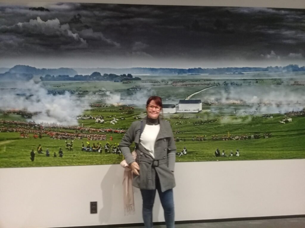 Persona exponiendo arte